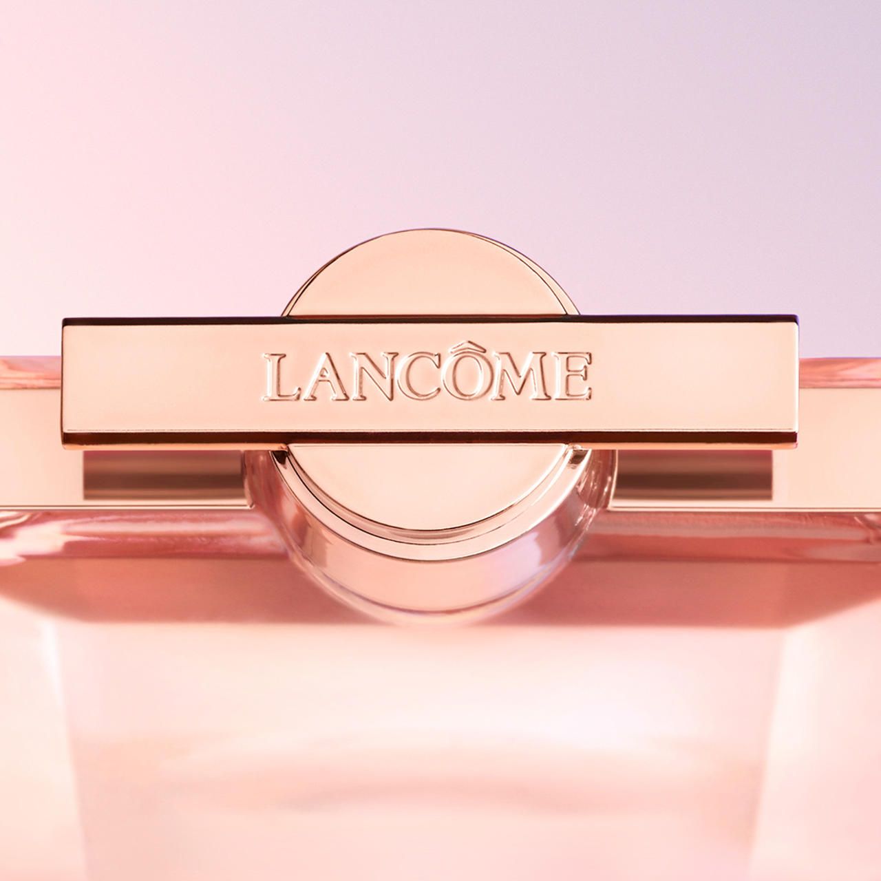 Primo piano del vaporizzatore dorato con scritta LANCÔME.