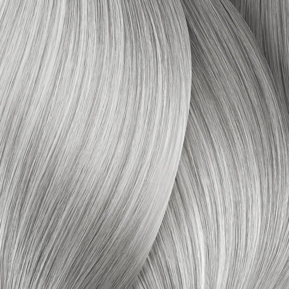 Ciocche di capelli tinti di grigio. Il colore è grigio chiaro e argentato.