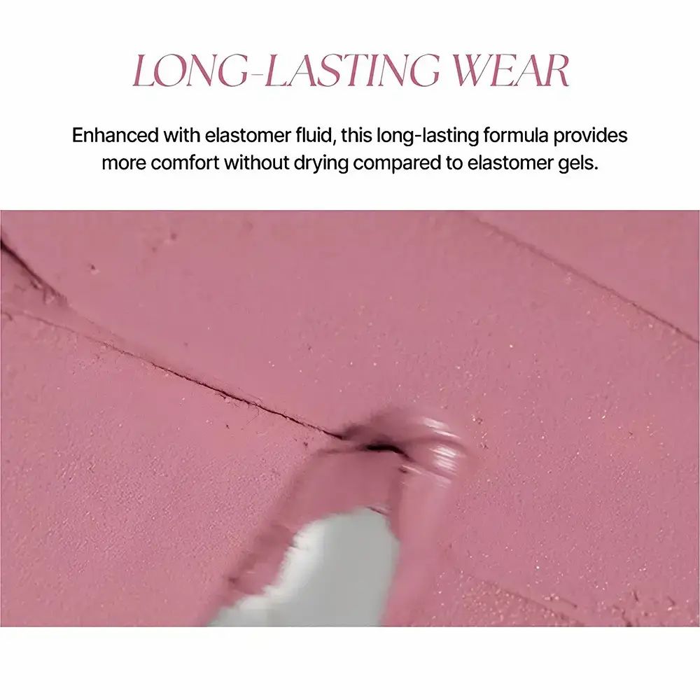 Primo piano di un campione di rossetto. Testo: LONG-LASTING WEAR. Formula con elastomero.