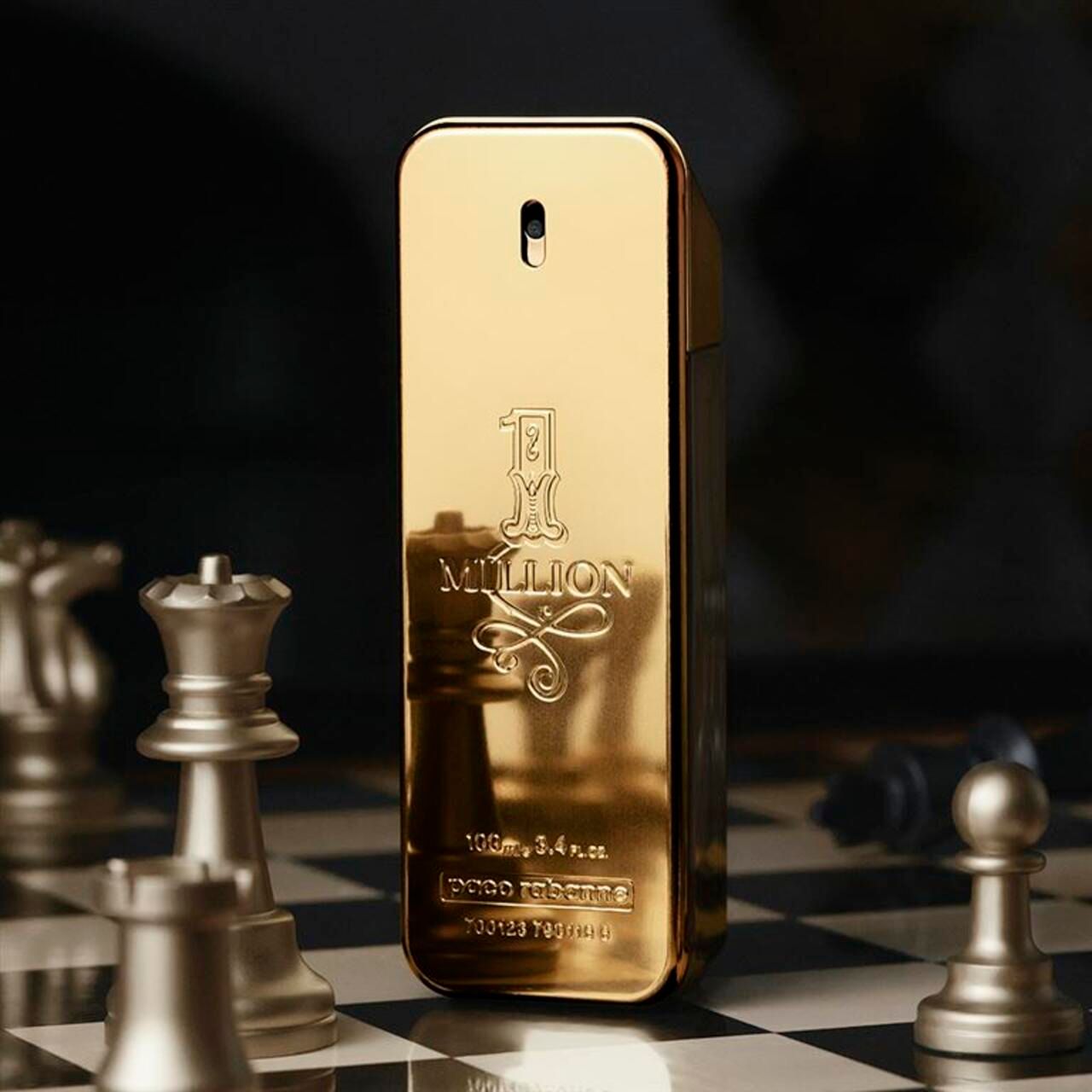 Flacone dorato "1 Million" su scacchiera. Erogatore nero. "paco rabanne" in basso.