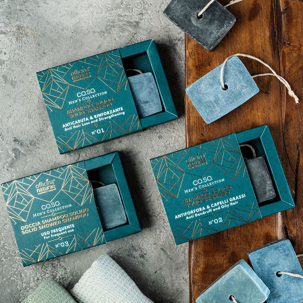 Tre scatole verdi con shampoo solido e altri shampoo. Testo: Officina Naturae, Men's Collection, diversi tipi di shampoo.