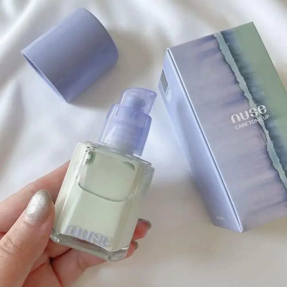 Mano che tiene un flacone di NUSE Care Tone-up Primer 03 Mint. Accanto, la confezione. Scritta: nuse CARE TONE UP.