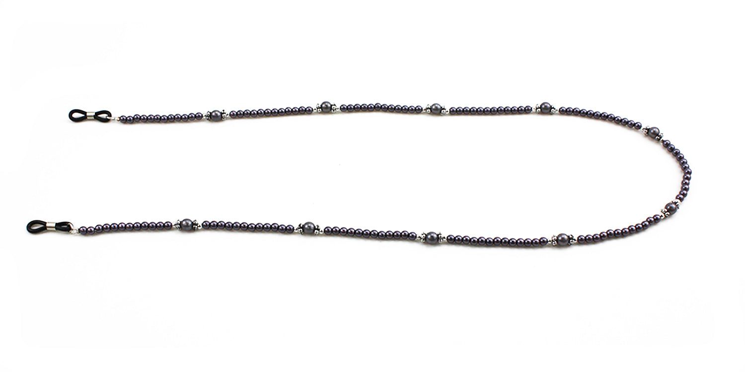 Catena per occhiali con perle scure e dettagli argentati. Estremità con anelli per il fissaggio alle aste.