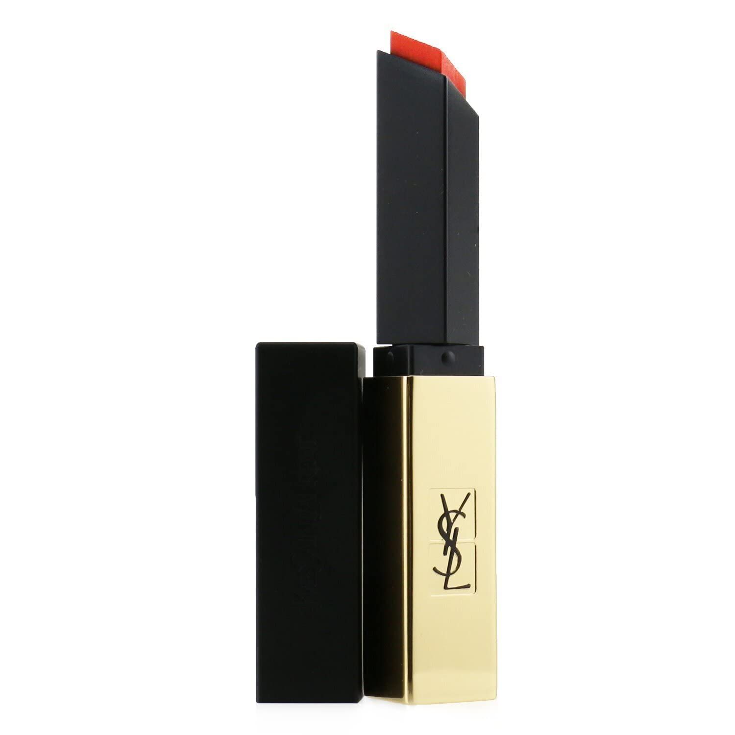 Rossetto rosso vivo in astuccio oro e nero. Sul rossetto è scritto "YSL".