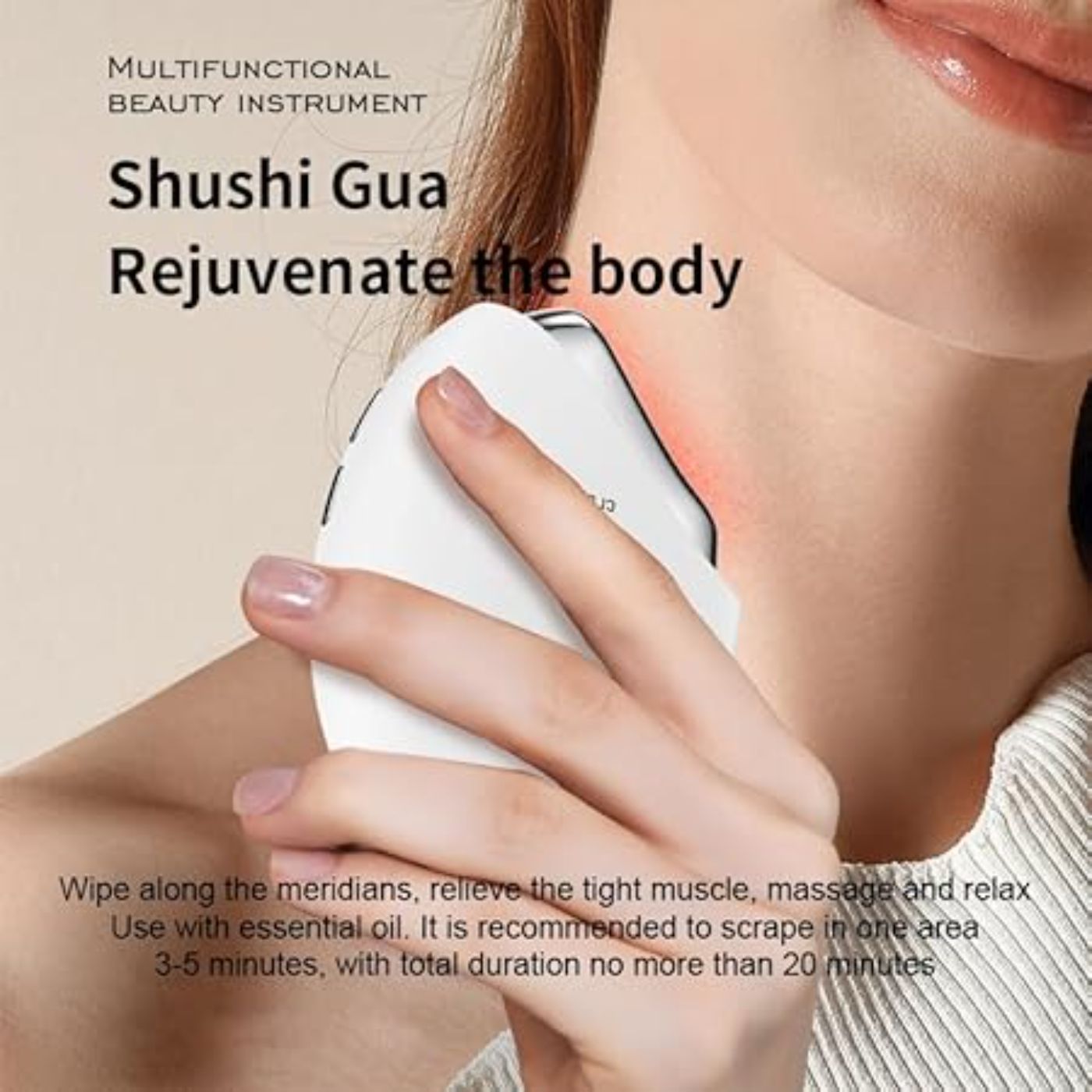 Dispositivo per massaggio viso e collo bianco in uso. Il dispositivo ha una superficie argentata. Testo: Shushi Gua.