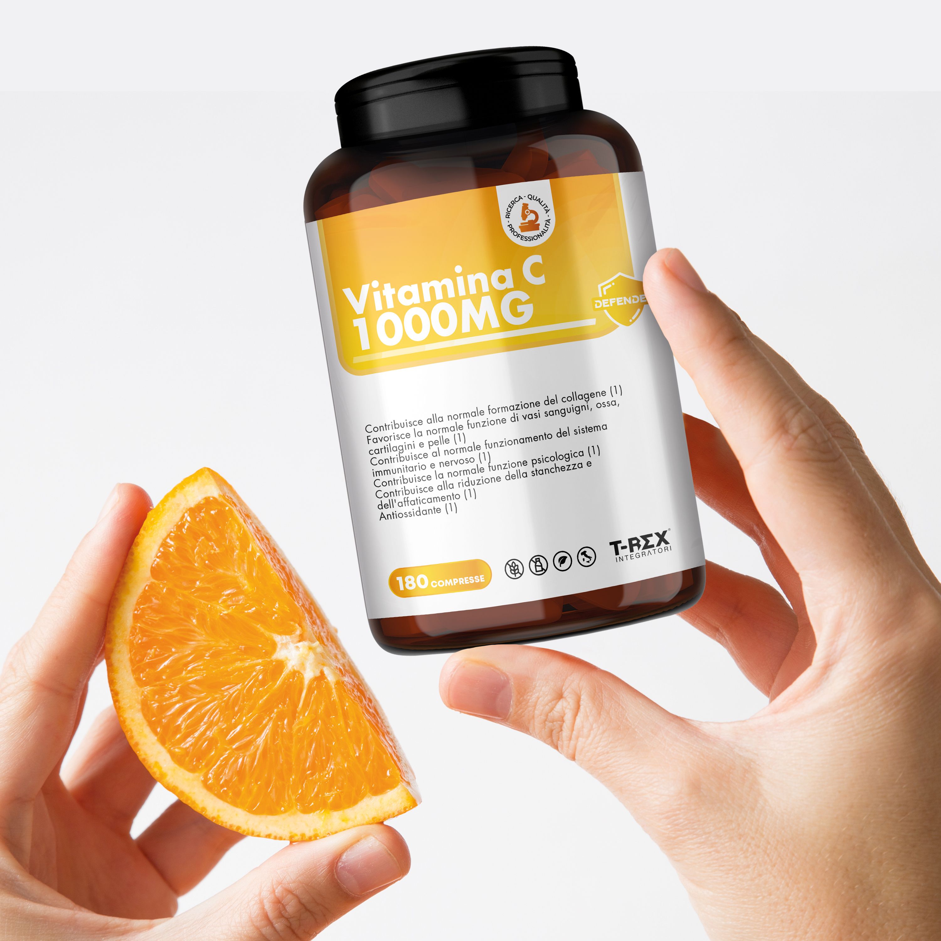 Persona tiene una fetta d'arancia vicino a un flacone di Vitamina C 1000mg. Marchio T-Rex Integratori.