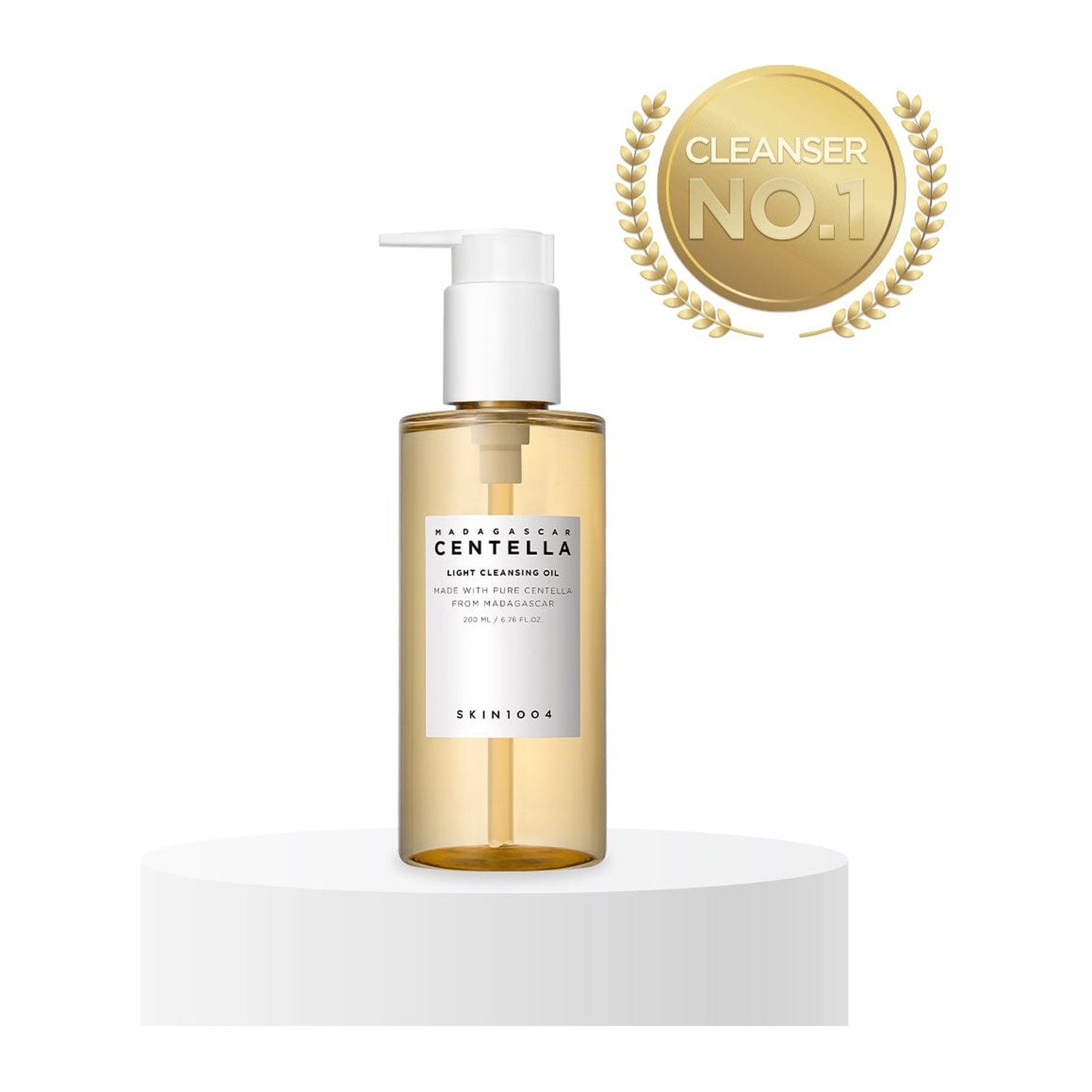 Olio detergente leggero Madagascar Centella di SKIN1004 con erogatore a pompa, su piedistallo.