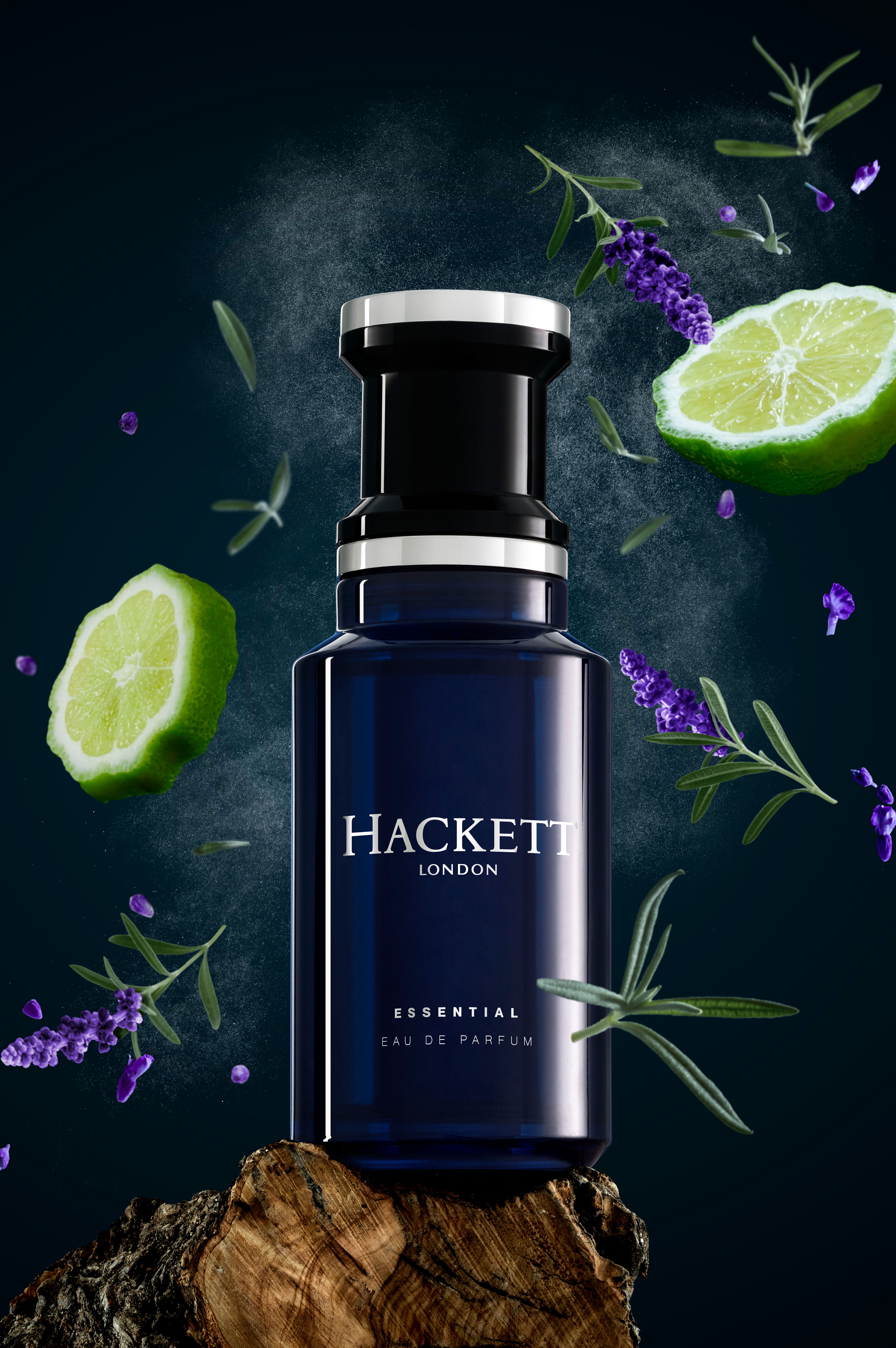 Flacone blu scuro con tappo argentato. Scritta: Hackett London, Essential Eau de Parfum. Con erbe.