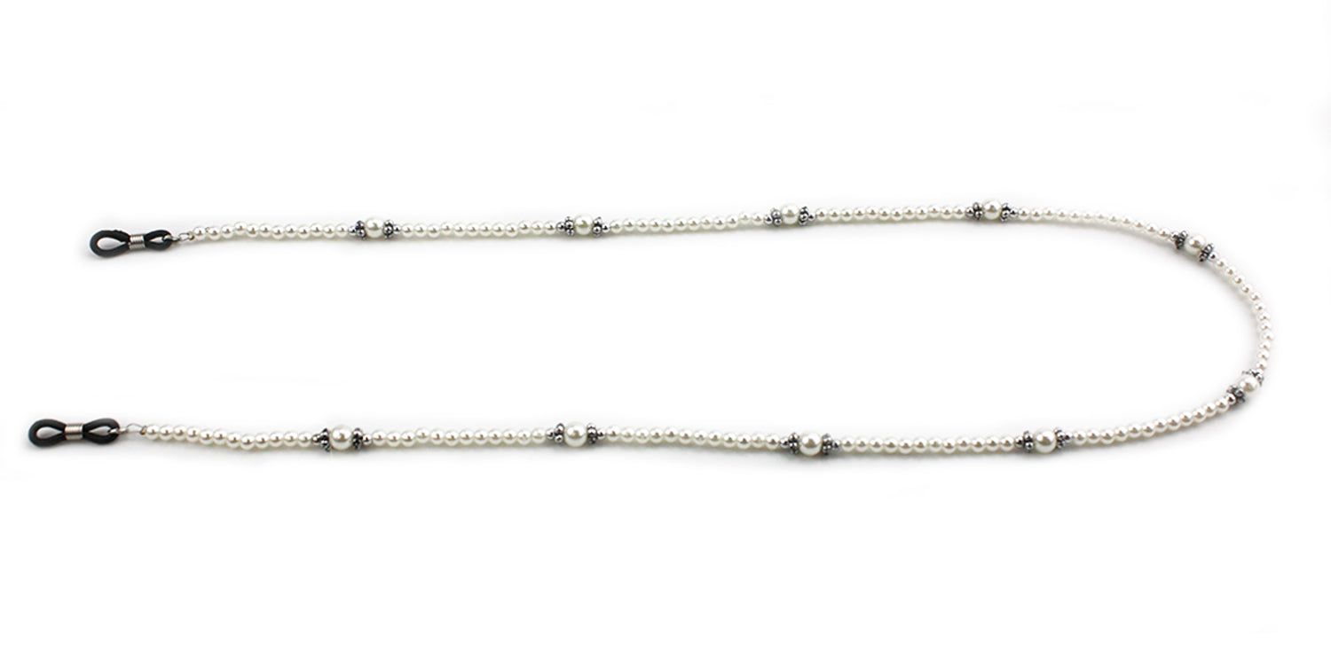 Catena per occhiali con perle e sfere argentate. Supporti neri per occhiali alle estremità. Su sfondo bianco.