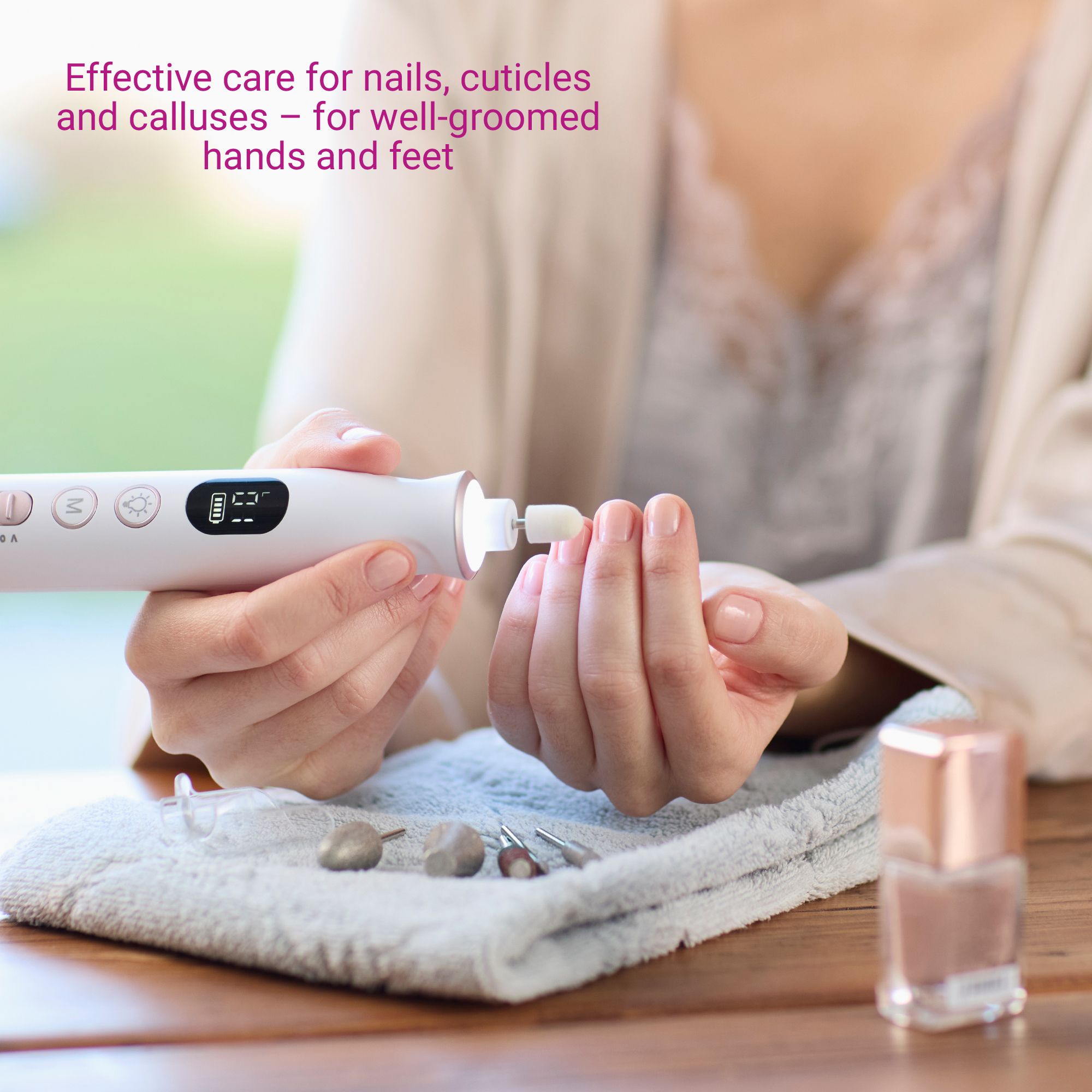 Dispositivo per manicure/pedicure in uso. Punte e asciugamano a portata di mano. Donna che tratta le unghie.