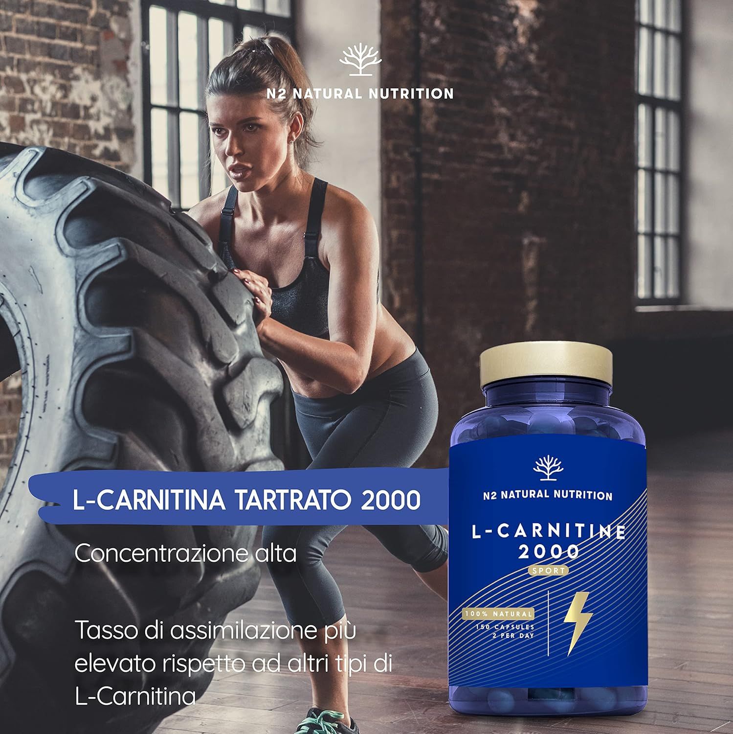 Donna che si allena con un pneumatico. Flacone: L-Carnitina Tartrato 2000. Alta concentrazione. Maggiore tasso di assorbimento.