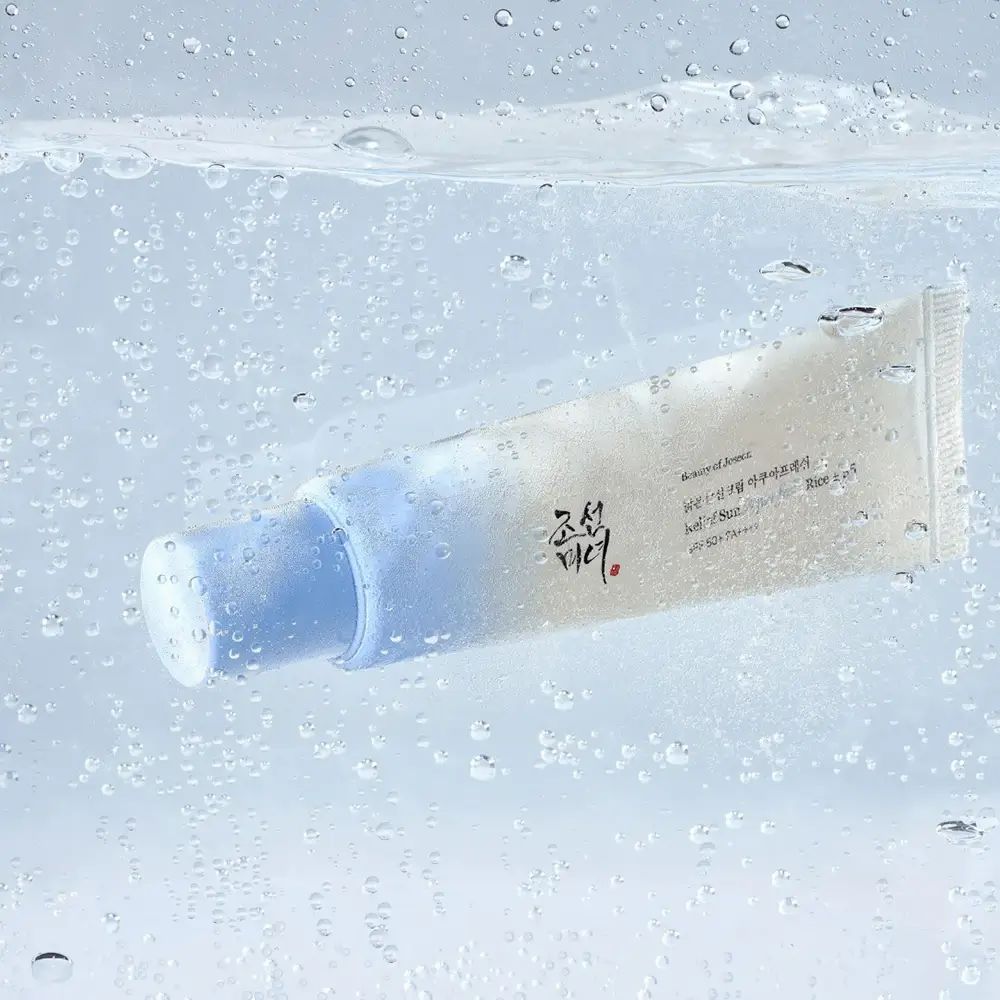 Tubo in acqua. Tappo blu. Acqua con bolle.