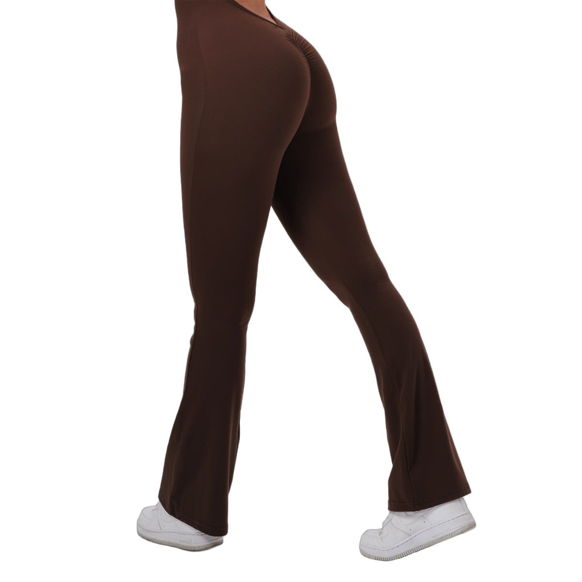 Pantaloni marrone scuro da donna, a zampa, con dettaglio arricciato sui glutei.