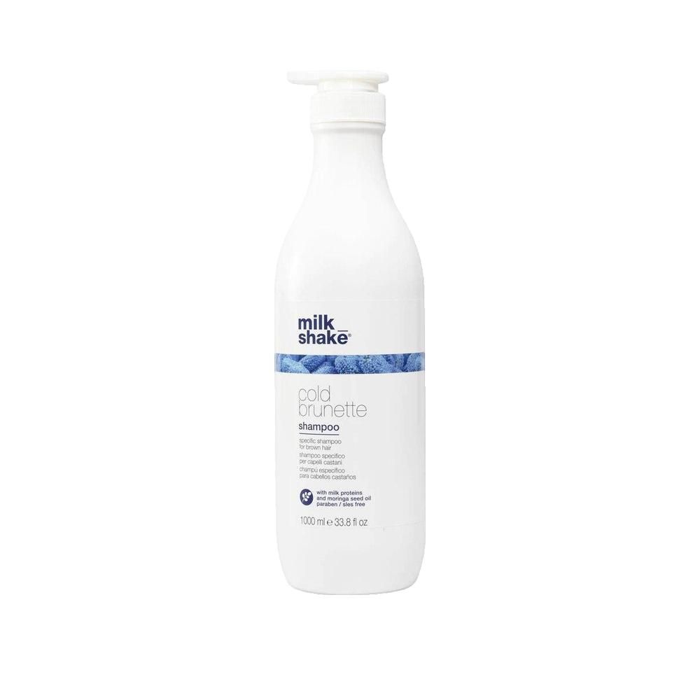 Flacone di shampoo bianco con erogatore a pompa. Fascia blu con testo. Scritta: milk_shake, cold brunette shampoo. 1000 ml.