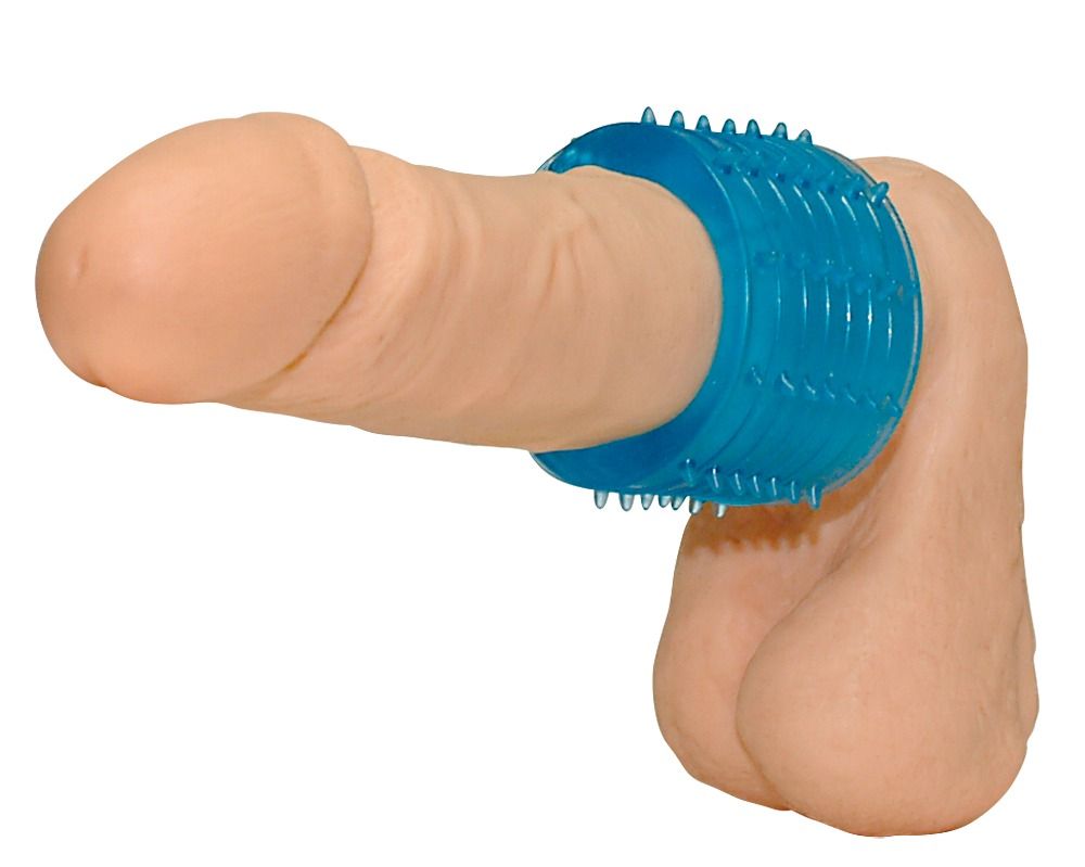 Anello blu con borchie, posto attorno a un pene. Materiale: plastica trasparente.