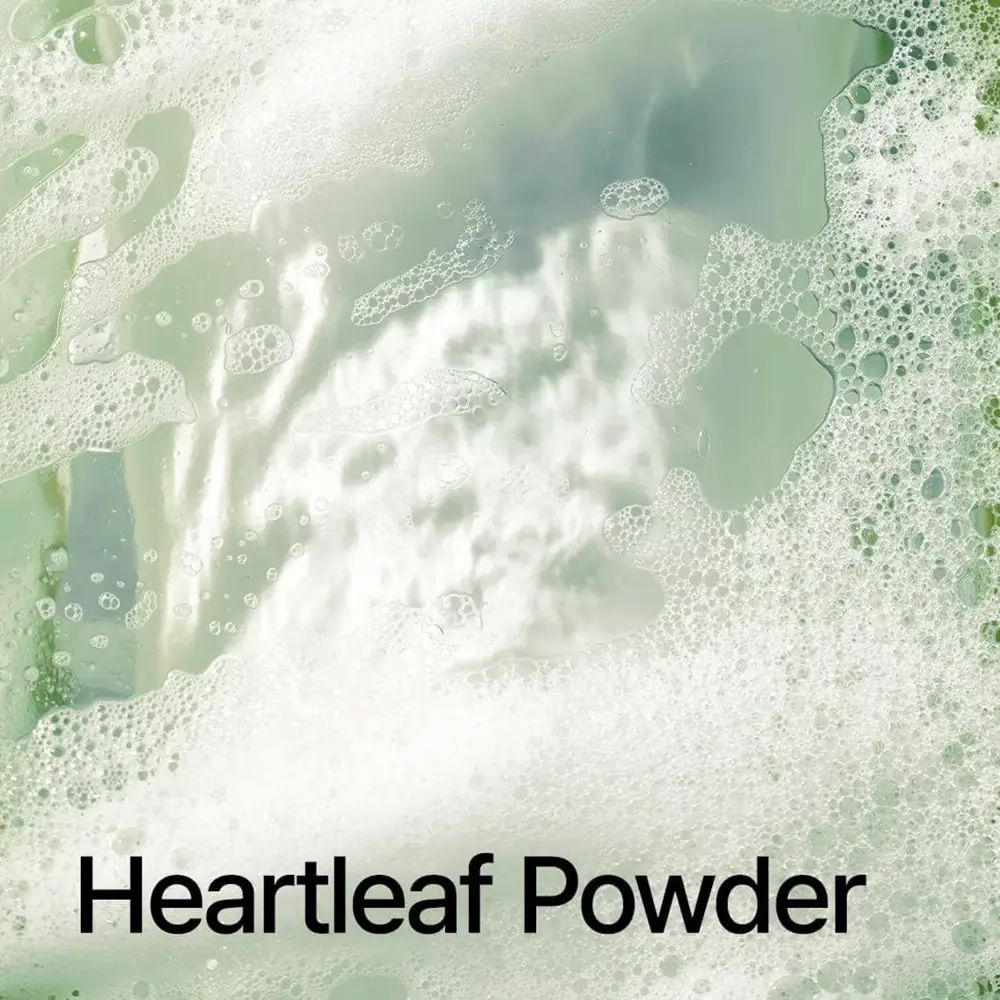 Schiuma con testo. Testo: Heartleaf Powder. Sfondo bianco. Nessuna denominazione del prodotto visibile.