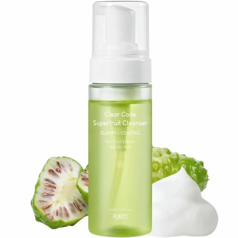 Flacone trasparente con dosatore bianco, frutto e schiuma. Scritta: Clear Code Superfruit Cleanser. Logo PURITO.