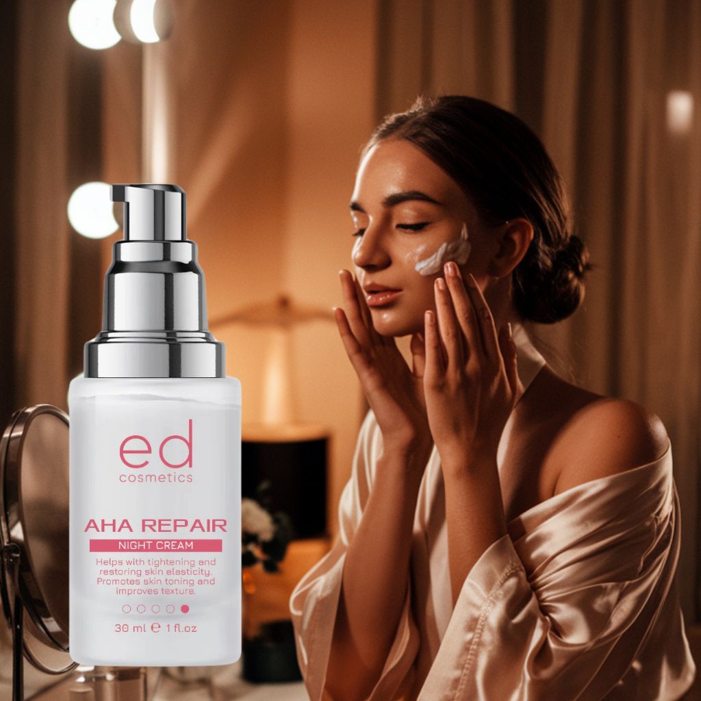 Donna applica crema. Flacone con erogatore. Scritta: ed cosmetics, AHA REPAIR NIGHT CREAM. 30 ml.