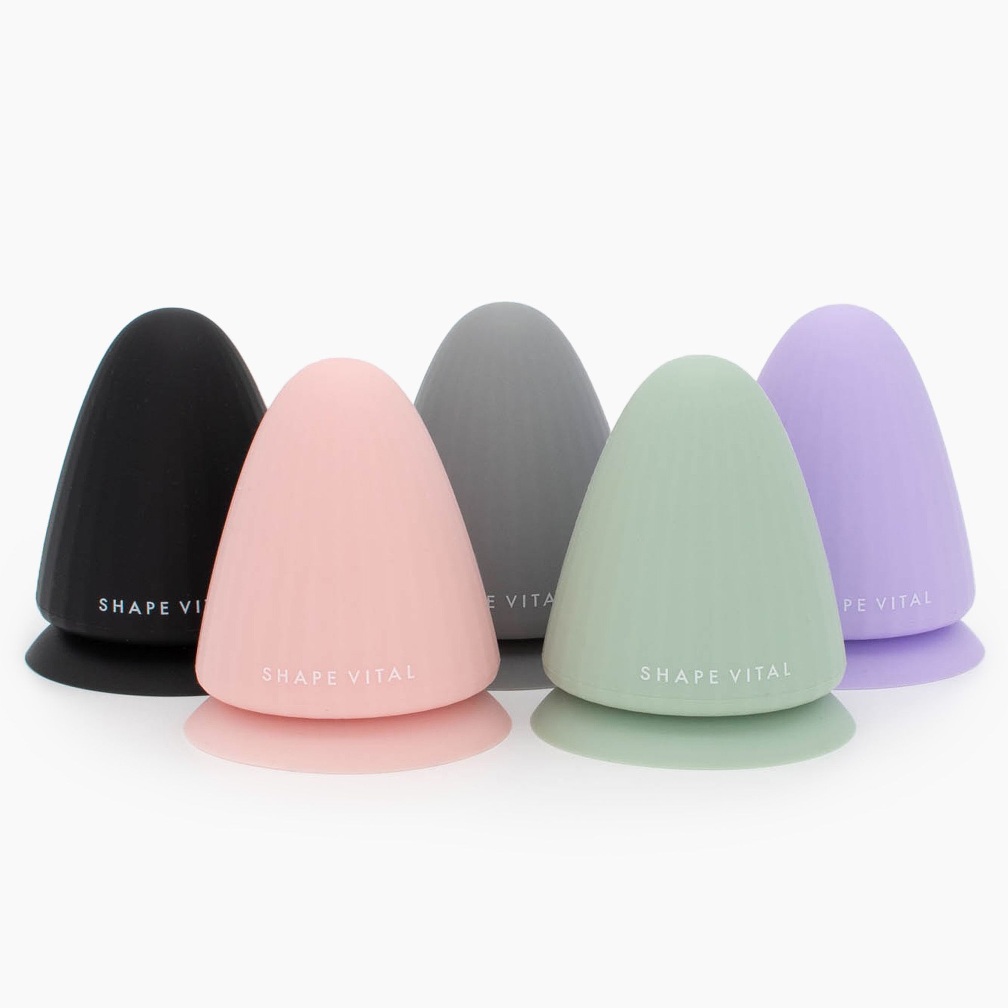 Cinque prodotti a forma di cono di diversi colori con base piatta. Scritta "SHAPE VITAL".