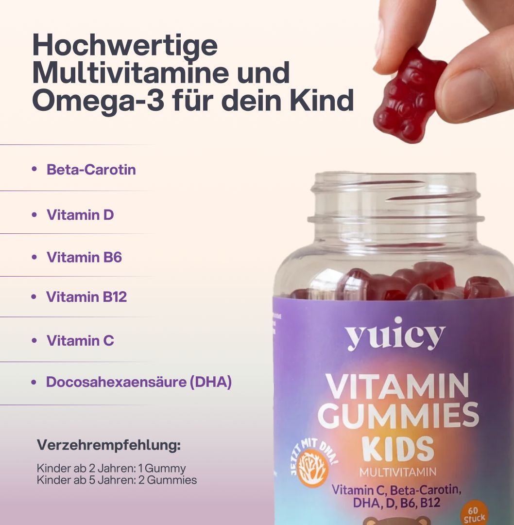 Primo piano di una mano che tiene un orsetto gommoso rosso. Accanto, una bottiglia di Vitamin Gummies Kids. Elenco delle vitamine.