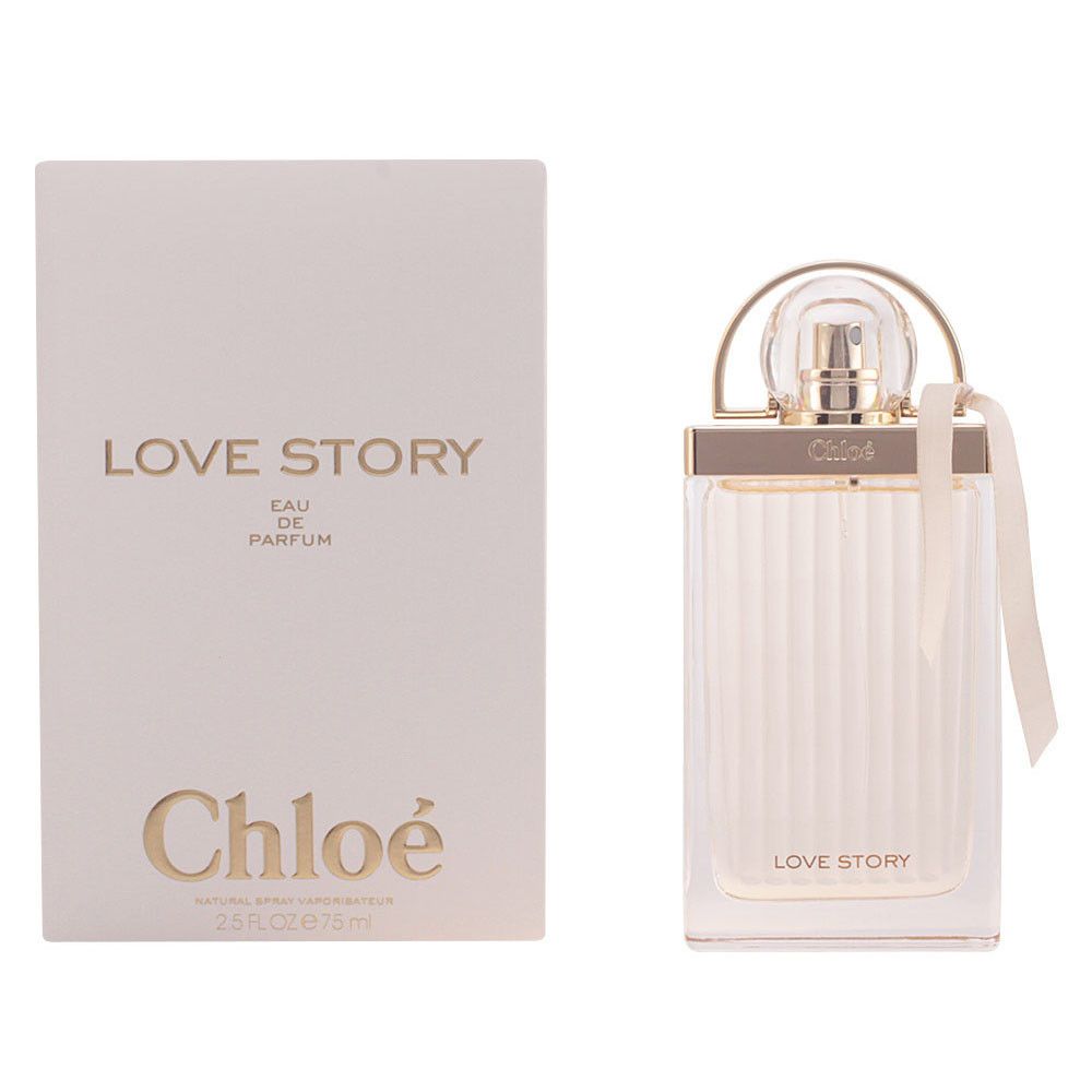 Flacone e scatola di profumo. Sulla scatola sono presenti le scritte "Love Story" e "Chloé". Il flacone è di colore chiaro.