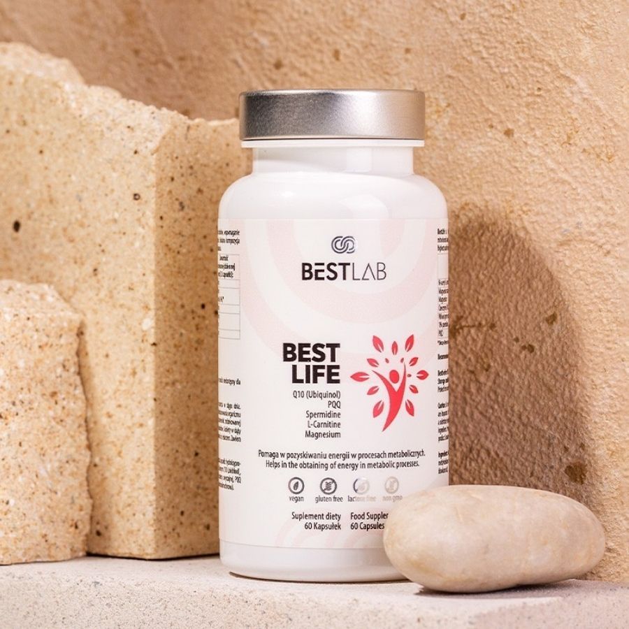 Flacone bianco con tappo argentato. Scritta: BEST LAB, BEST LIFE. Grafica rossa. Davanti a blocchi di pietra e una pietra. 60 capsule.