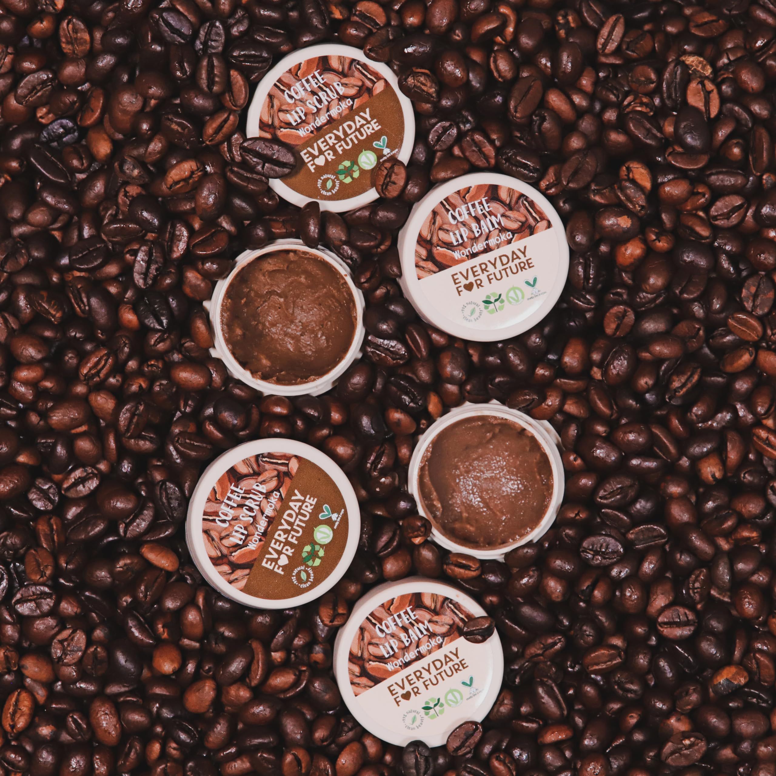 Cinque vasetti di scrub e balsamo labbra, parzialmente aperti, su chicchi di caffè. Scritta: Coffee Lip Scrub & Balm.