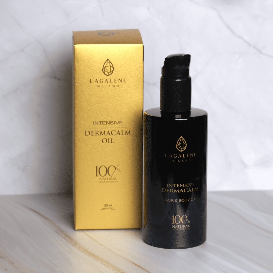 Flacone nero e confezione dorata. Scritta: Intensive DermaCalm Oil, 100% Natural. Logo Lagalene Milano. Sfondo: marmo.