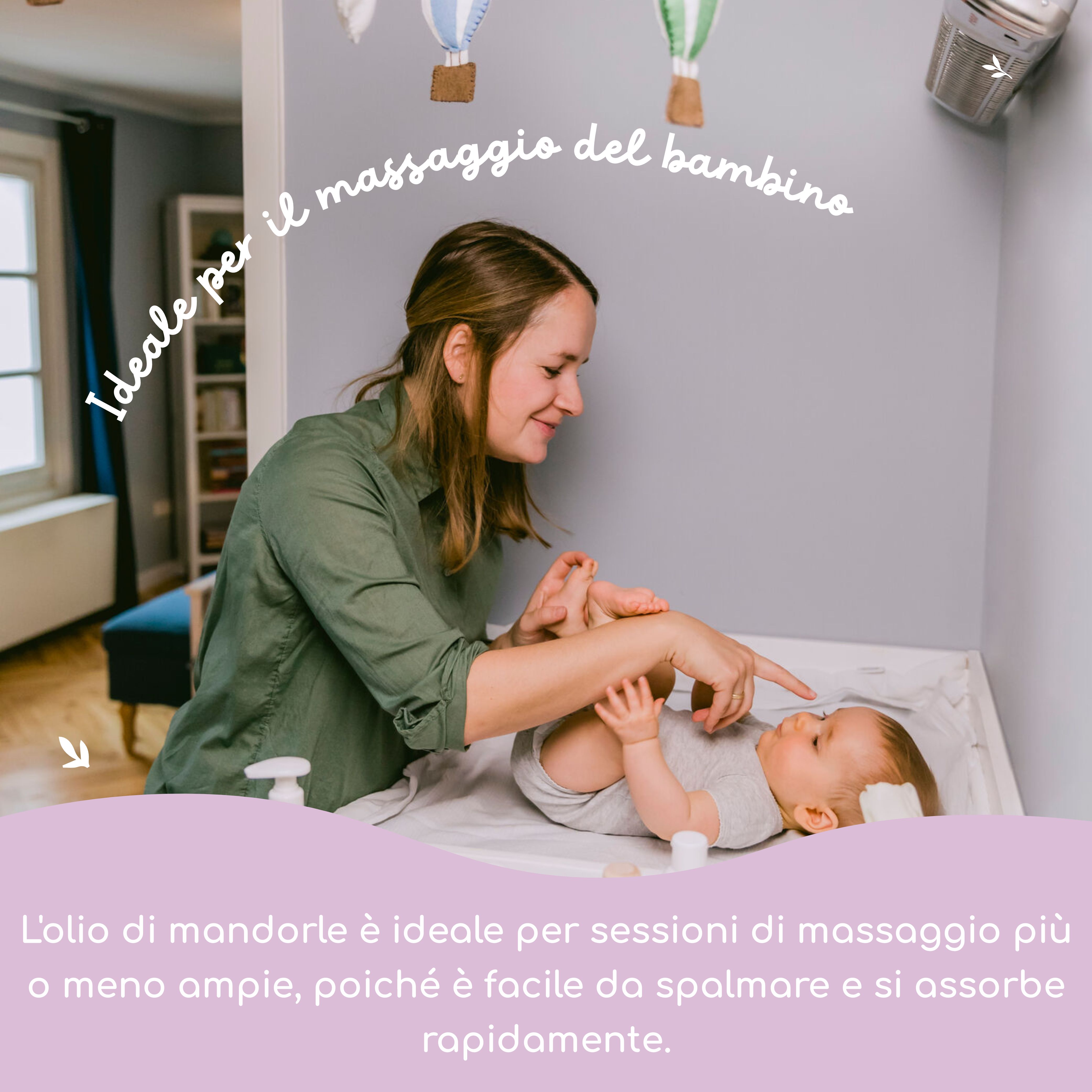 Donna che massaggia un bambino. Due flaconi sul fasciatoio. Testo: Ideale per il massaggio del bambino. L'olio di mandorle si spalma bene.