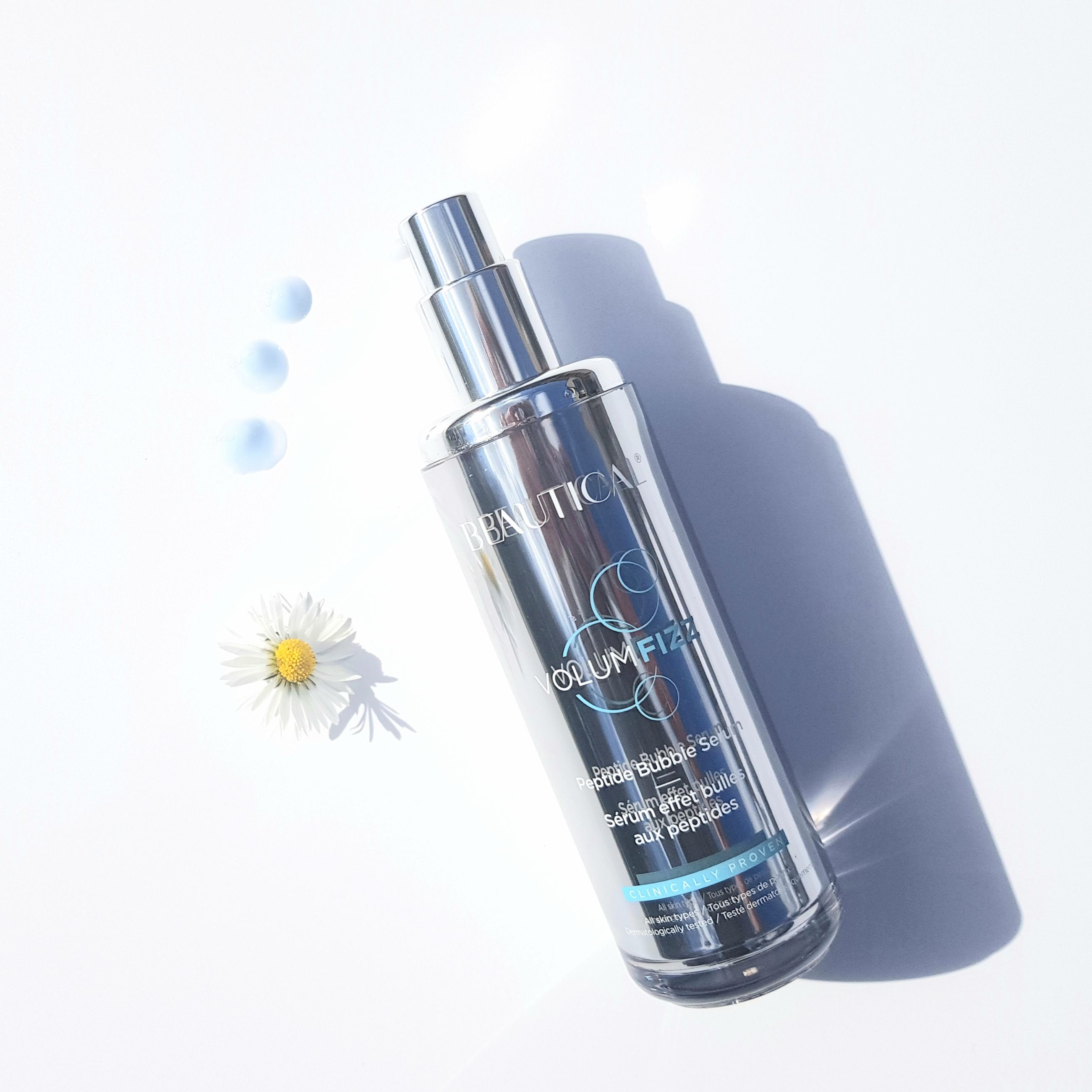 Siero Peptidbubbleserum Volumfizz di Beautical. Flacone argento con vaporizzatore. Nome e dettagli del prodotto sull'etichetta. Su sfondo bianco.