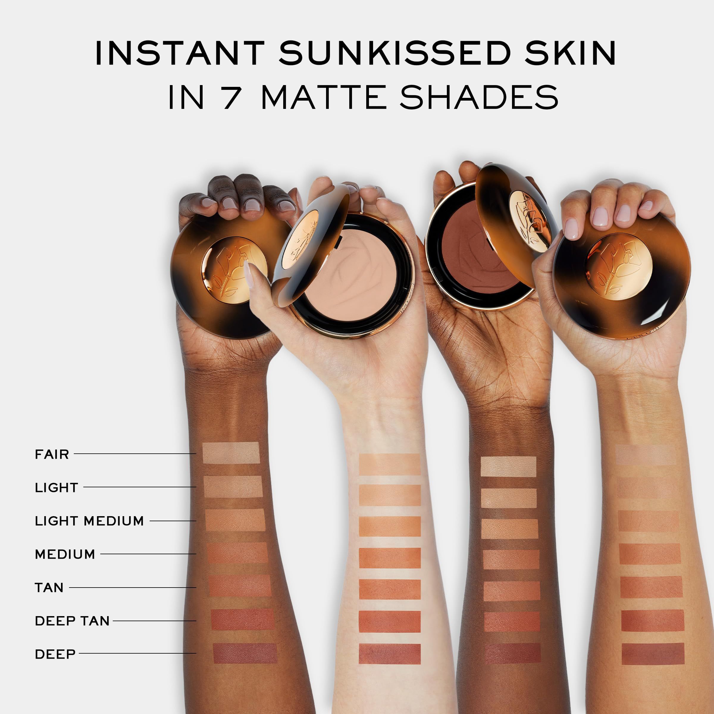 Mani che tengono polveri abbronzanti in diverse tonalità. Campioni di colore applicati sulle braccia. Testo: "INSTANT SUNKISSED SKIN IN 7 MATTE SHADES".