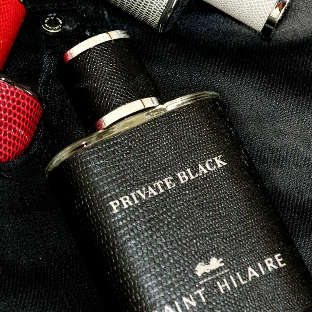 Flacone nero con tappo argentato. Scritta "PRIVATE BLACK" e "SAINT HILAIRE".