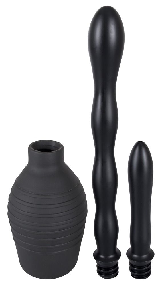 Set nero con pompetta e due accessori. La pompetta ha una superficie scanalata. Due accessori di forme diverse.