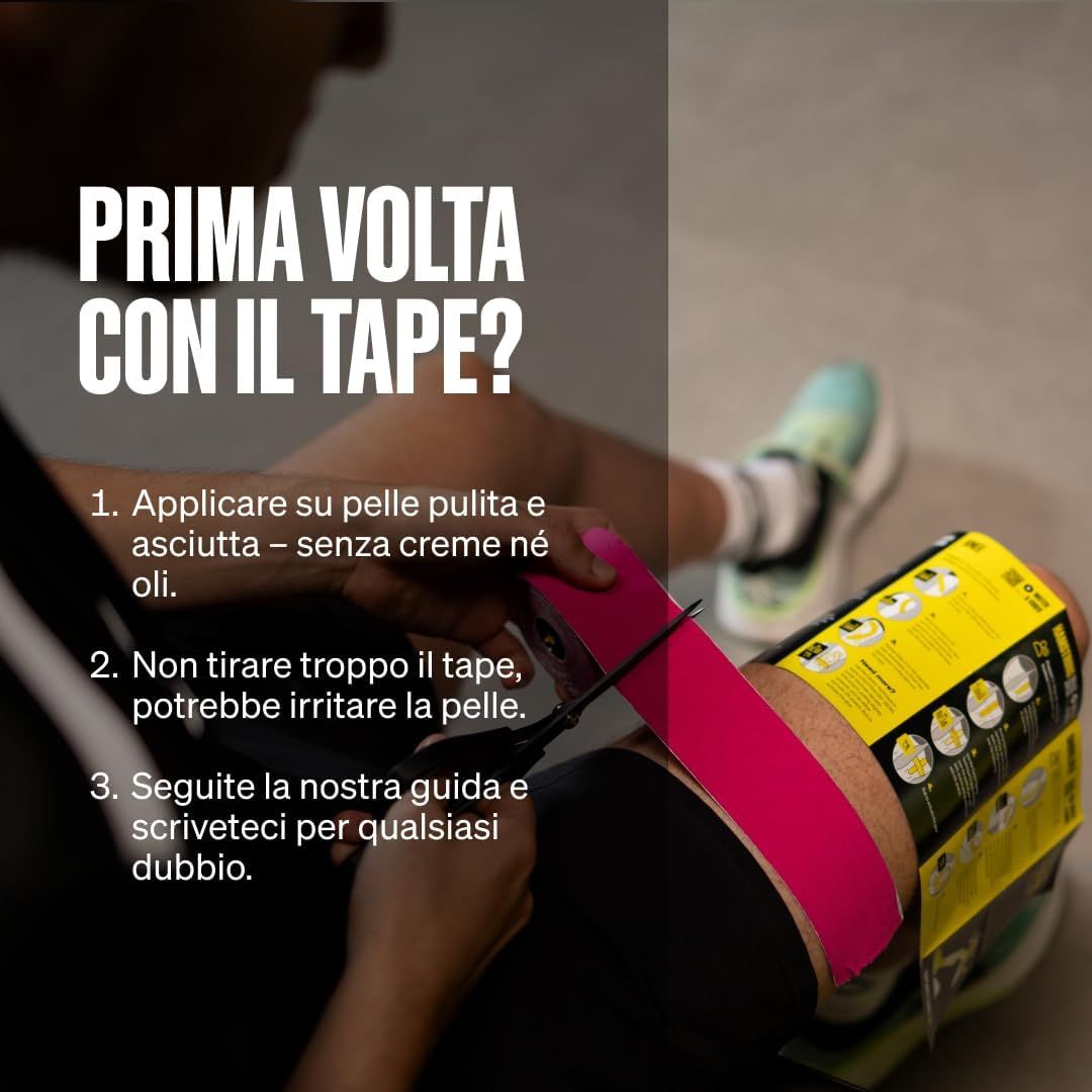 Mano che rimuove nastro kinesiologico rosa con acqua saponata. "Rimozione senza residui".
