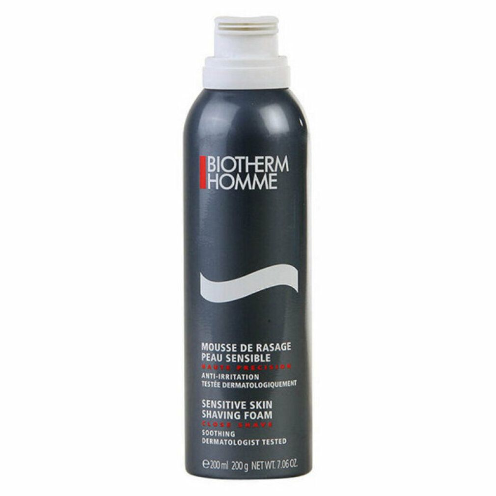 Flacone grigio scuro con striscia bianca. Scritta: BIOTHERM HOMME, Mousse de Rasage, Peau Sensible. Testo e logo.