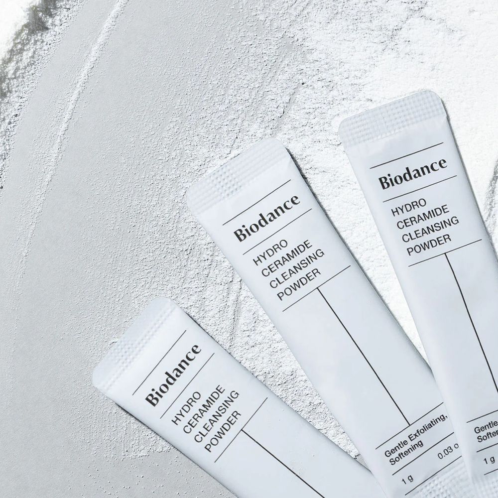 Tre bustine singole di BIODANCE Hydro Ceramide Cleansing Powder. Scritta: Hydro Ceramide Cleansing Powder, 1 g, 0,03 oz.