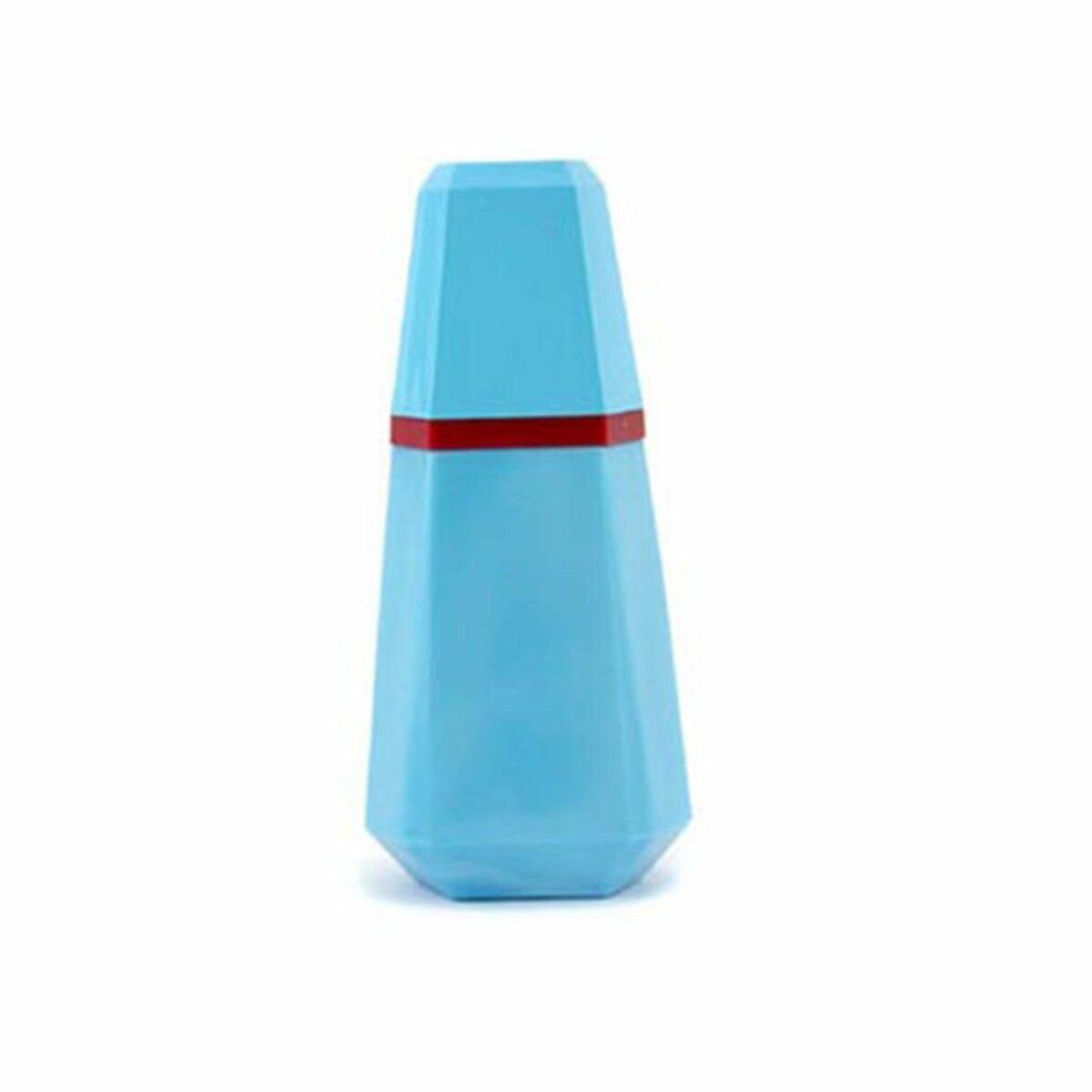 Flacone di profumo azzurro con fascia rossa.