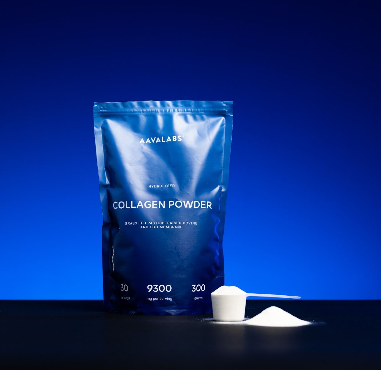 Confezione blu di polvere di collagene Aavalabs. Busta, misurino e polvere. Testo: Polvere di collagene, 30 porzioni, 9300 mg per porzione.