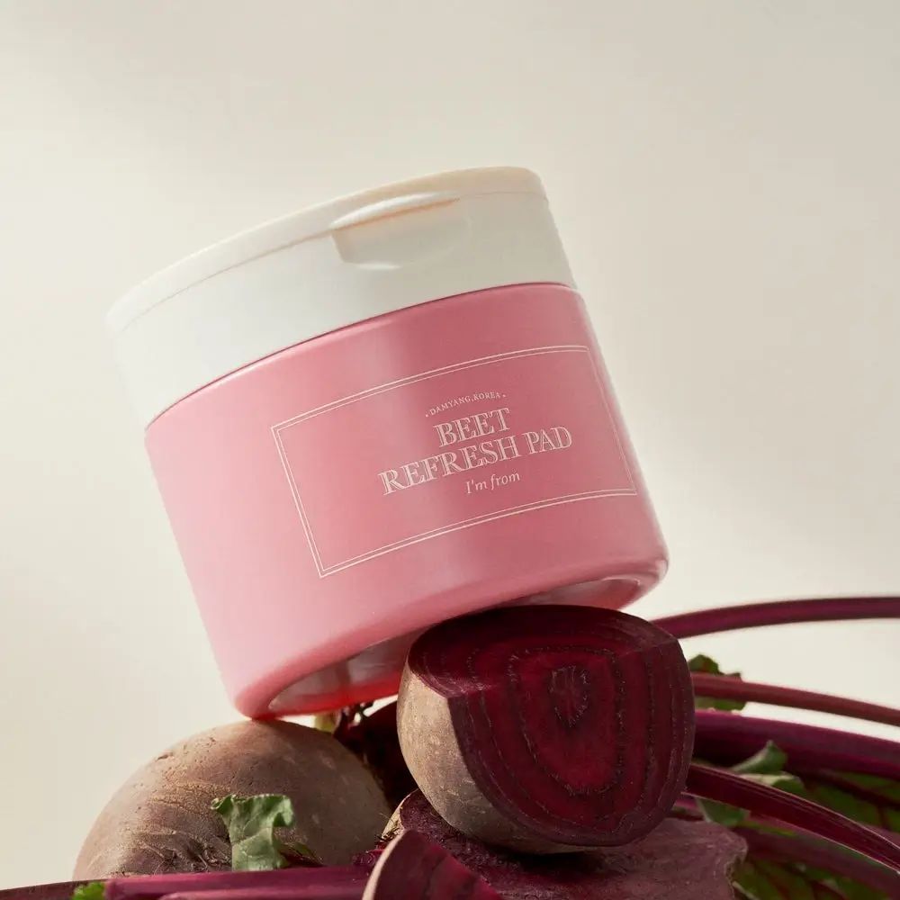Barattolo rosa con coperchio bianco, su barbabietole. Scritta: BEET REFRESH PAD, i'm from.
