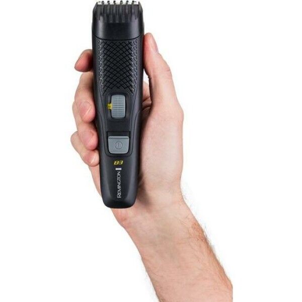 Tagliacapelli nero tenuto in mano. Logo Remington e display E3 visibili.