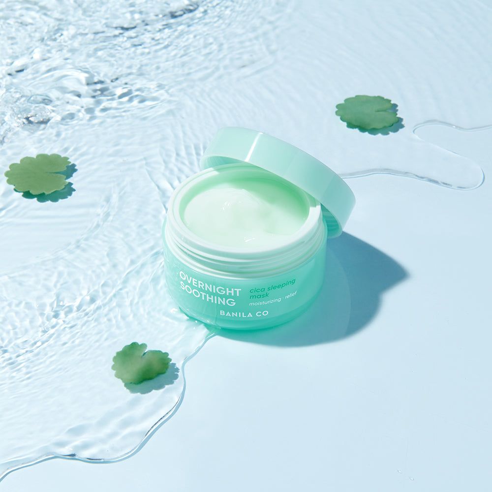 Vasetto verde aperto in acqua, circondato da foglie verdi. Testo: OVERNIGHT SOOTHING, BANILA CO, Cica Sleeping Mask.