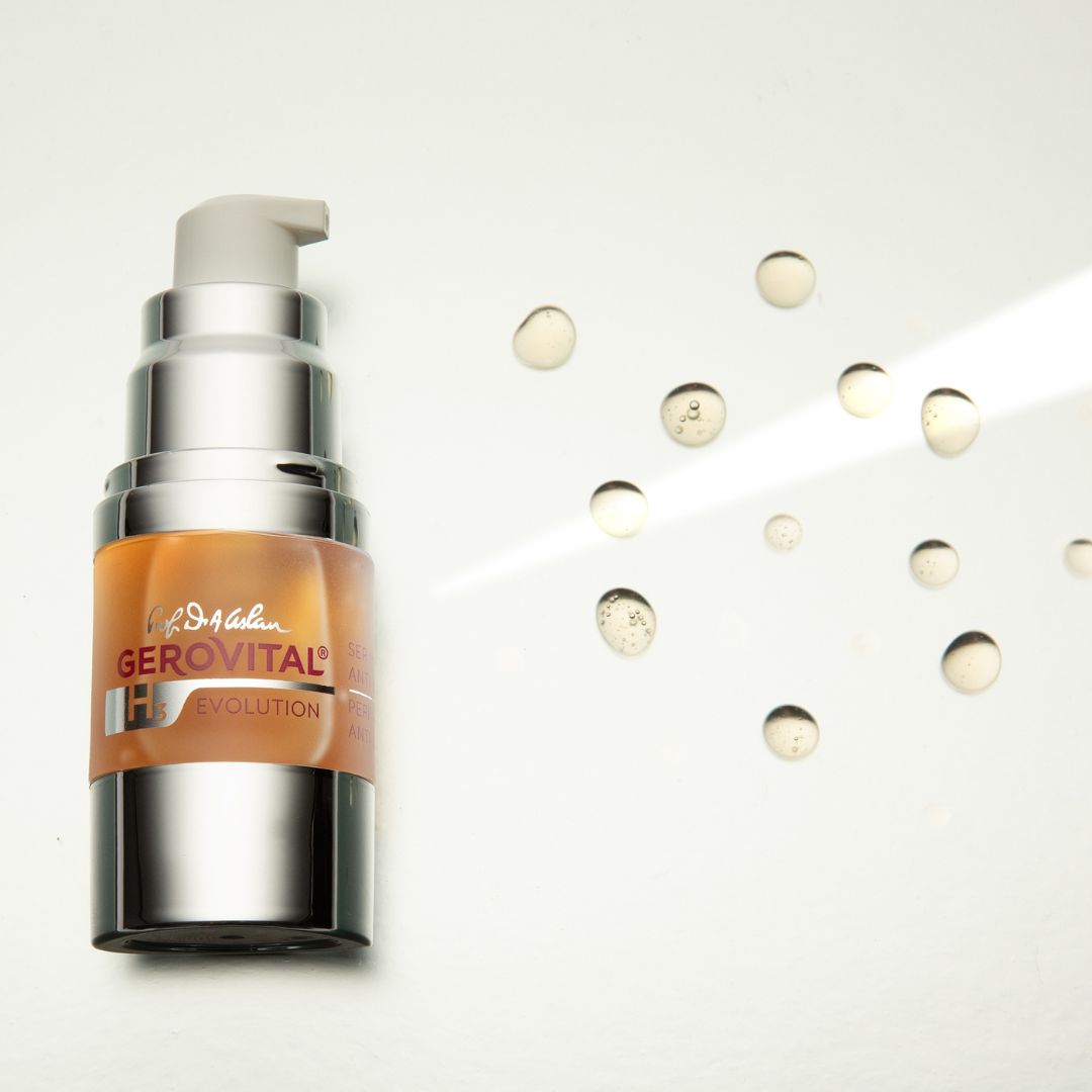 Flacone di siero con dispenser. Corpo argentato, contenuto marrone. Scritta: Gerovital H3 Evolution.