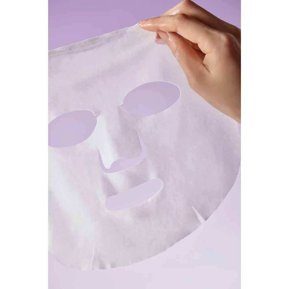 Una maschera viso bianca con aperture per occhi e bocca, tenuta da una mano.