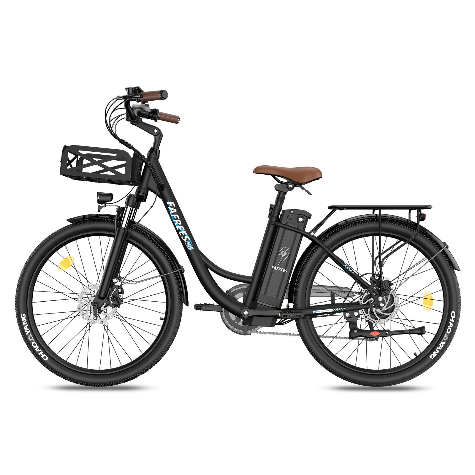 E-bike nera con sella e manubrio marroni. Cestino anteriore, portapacchi posteriore. Marchio Fafrees.