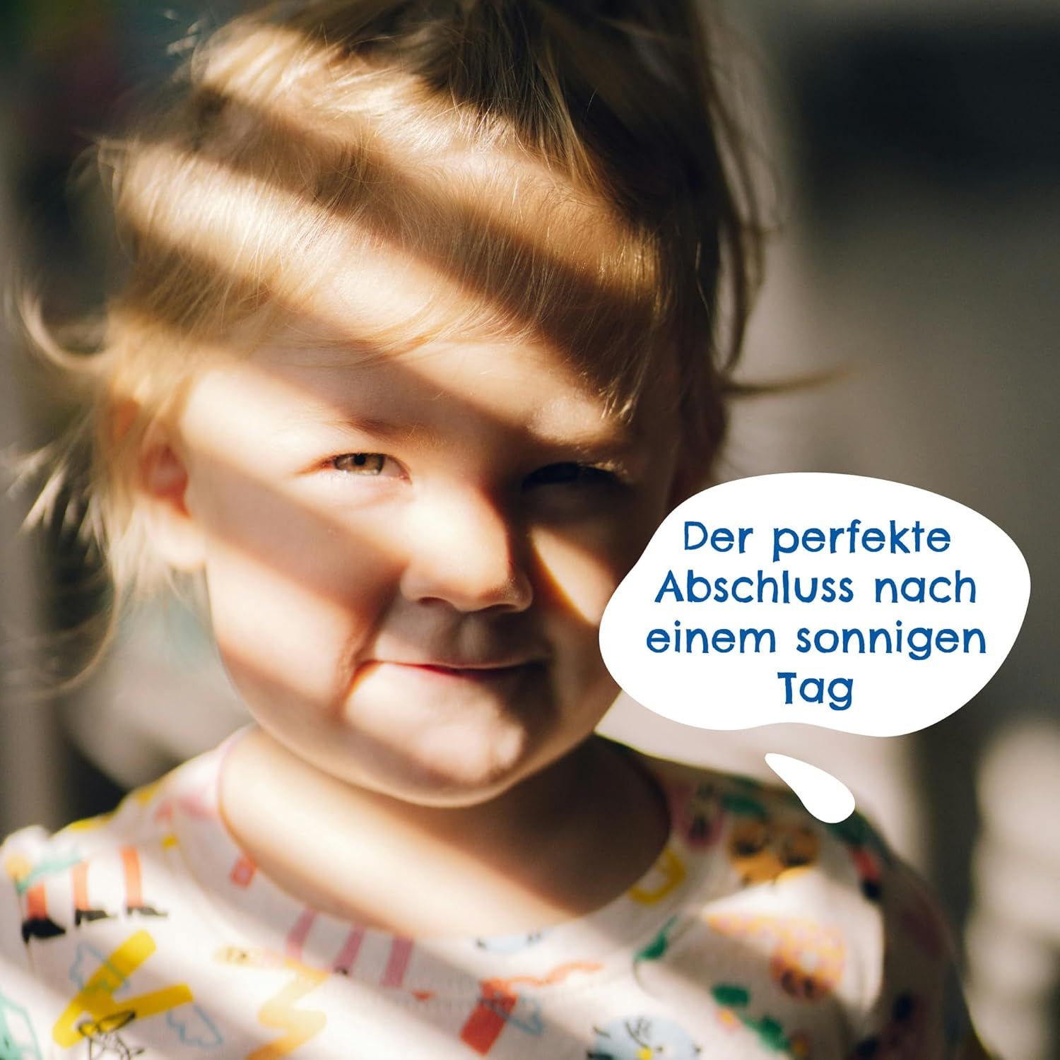 Ritratto di un bambino sorridente. Fumetto con testo: La conclusione perfetta dopo una giornata di sole.