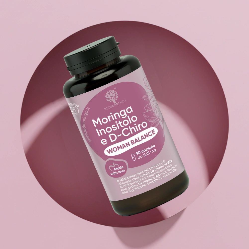 Una bottiglia di capsule. L'etichetta riporta "Moringa Inositolo e D-Chiro WOMAN BALANCE".