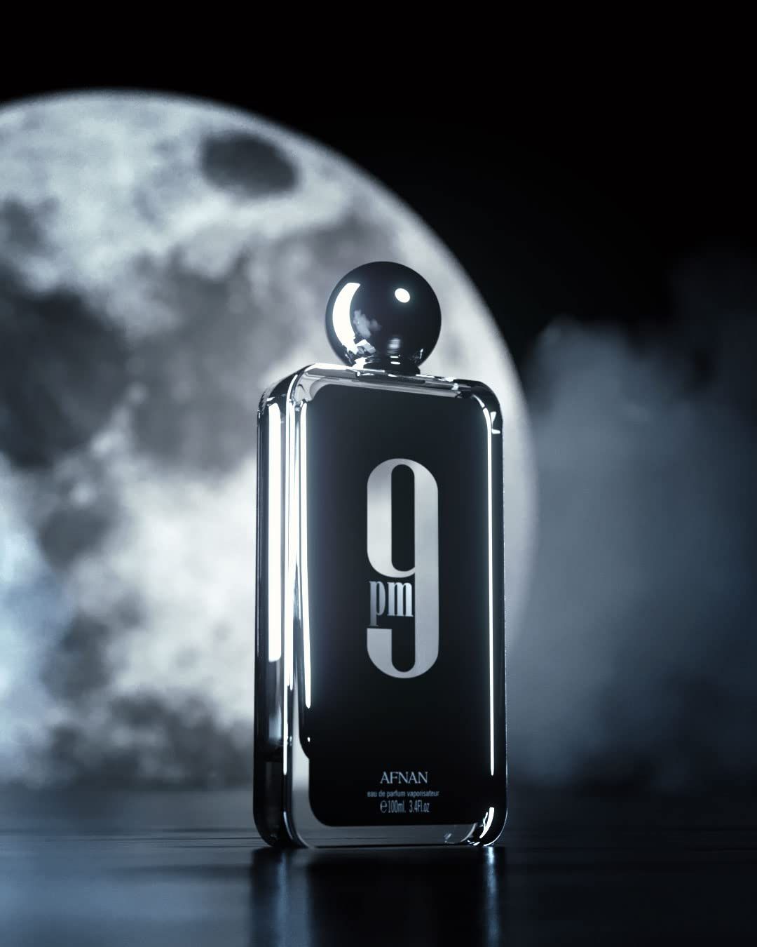 Flacone di profumo davanti alla luna. Etichetta nera con scritta bianca '9 pm'. Tappo metallico. Sfondo: luna.