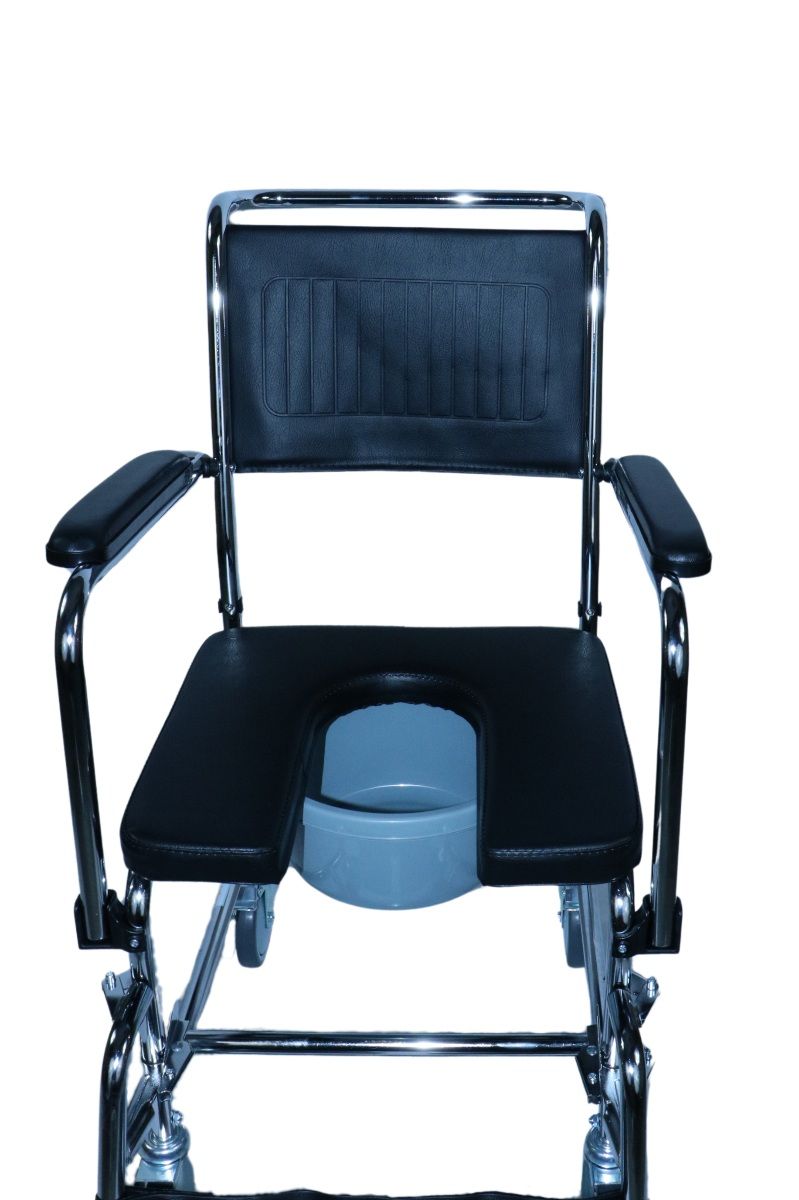 Primo piano di una sedia comoda. Seduta imbottita con apertura, schienale, braccioli. Struttura cromata, secchio.