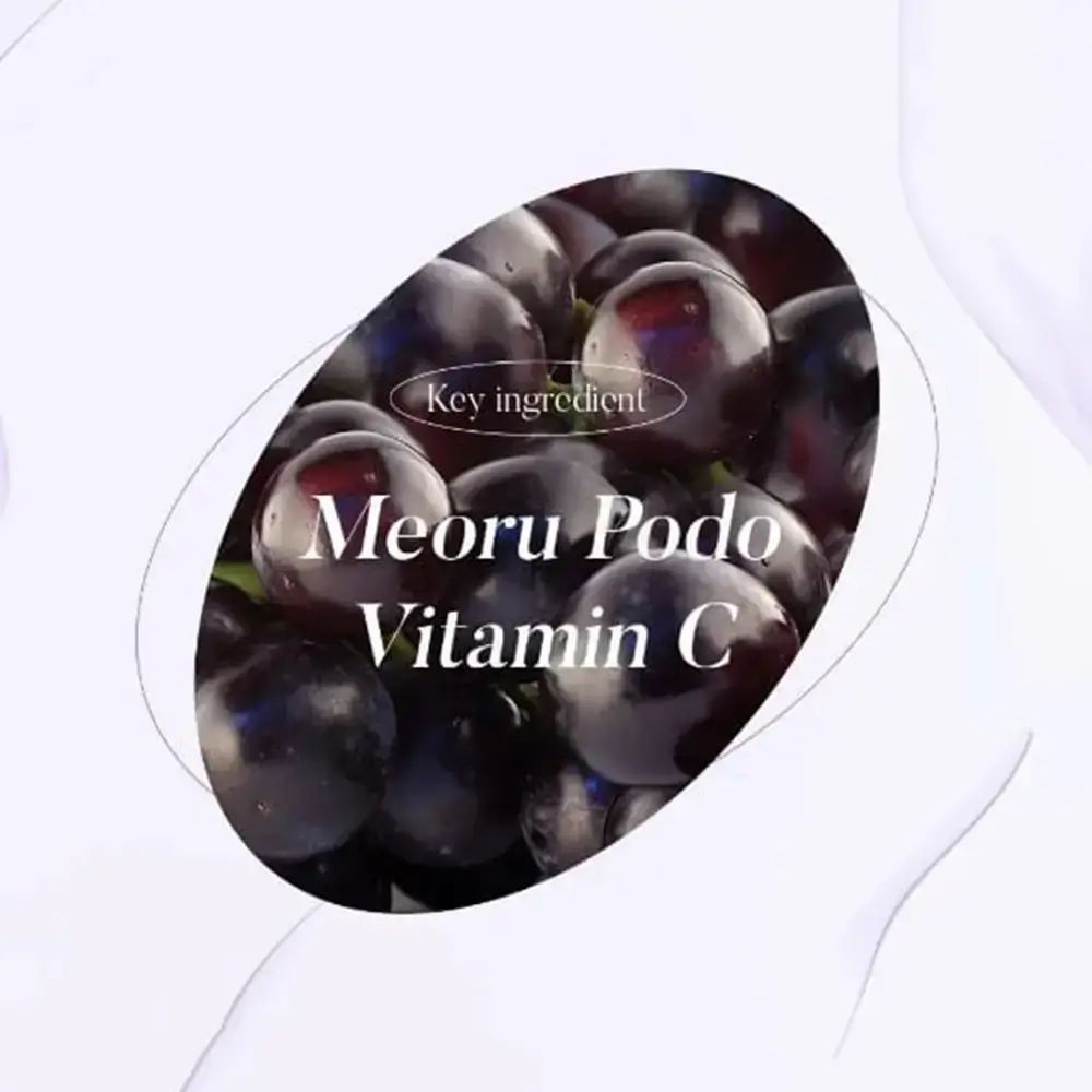 Ovale con uva e testo: Meoru Podo Vitamin C. Sfondo bianco.