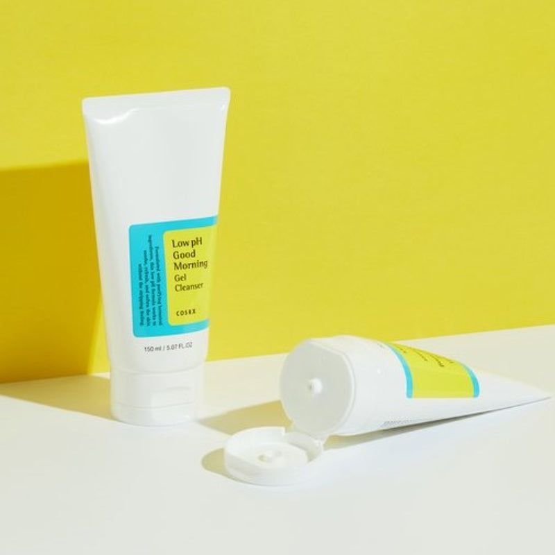 Tubo e tubo aperto. Scritta: Low pH Good Morning Gel Cleanser, COSRX. 150 ml. Gel accanto.
